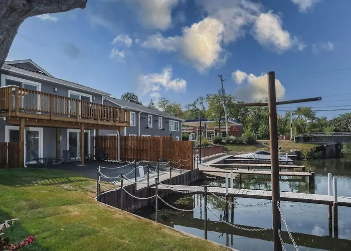 Casa de férias Harbor Clubhouse 3Bed 3Bath Modern Waterfront With Hot Tub And Pet Friendly Fox Lake